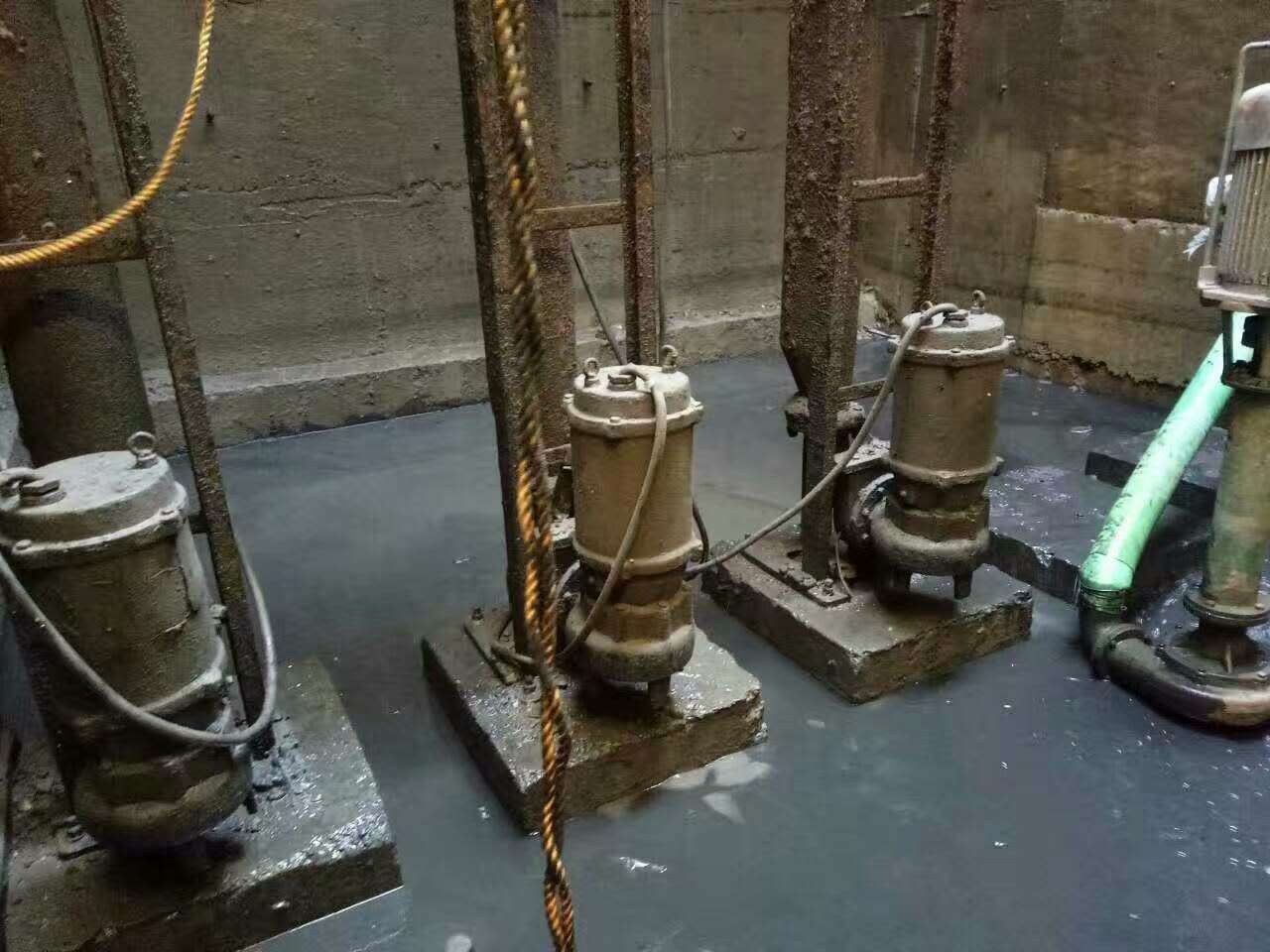 茄子河污水池清理