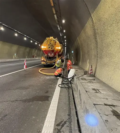 茄子河隧道排水渠清淤